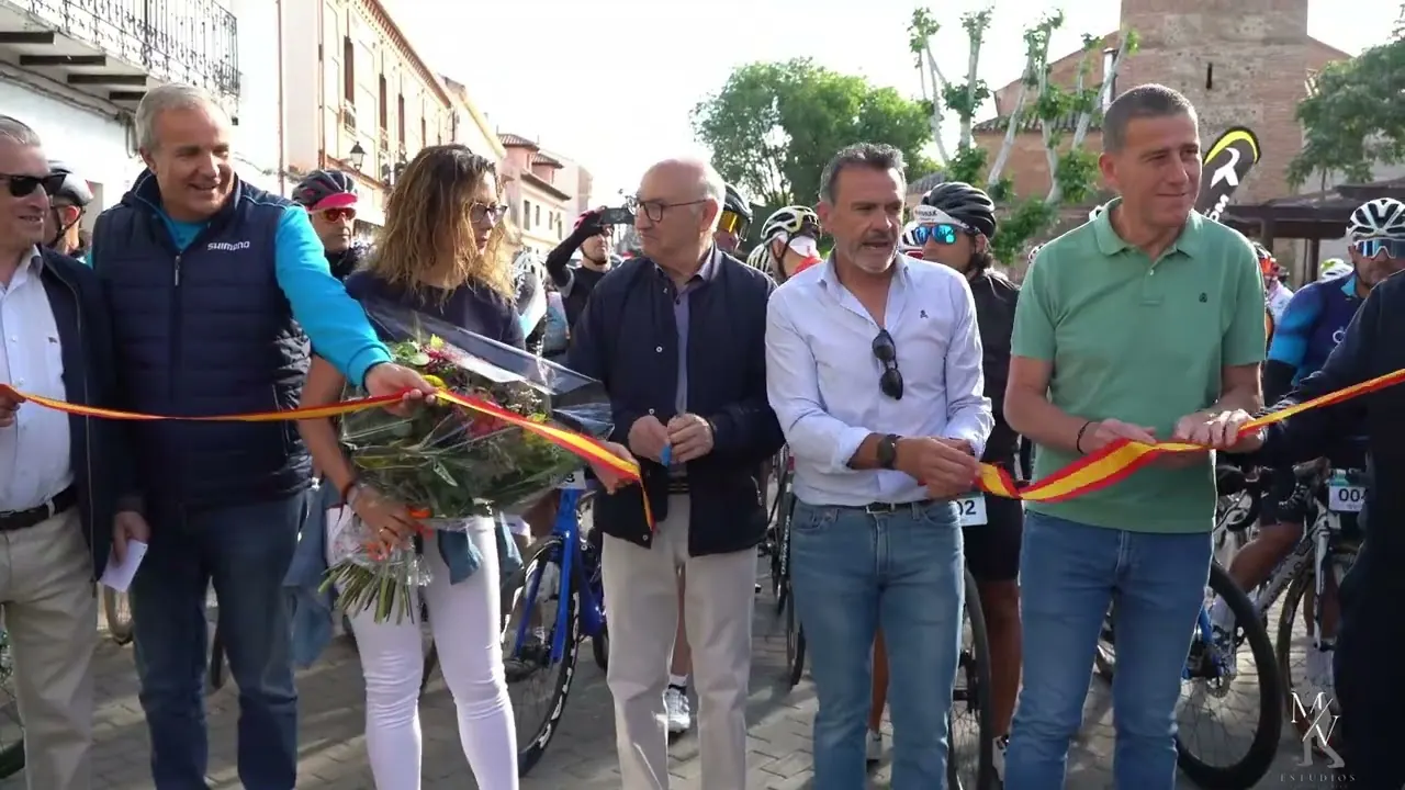 Corte de cinta en la salida de la marcha en Alovera