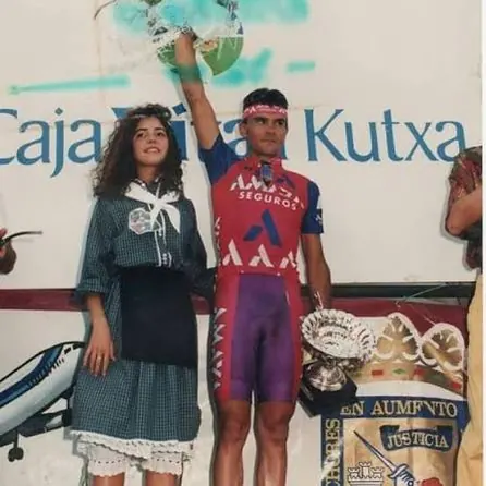 Juan Carlos Martín celebra una victoria en el podio con el maillot del Amaya Seguros