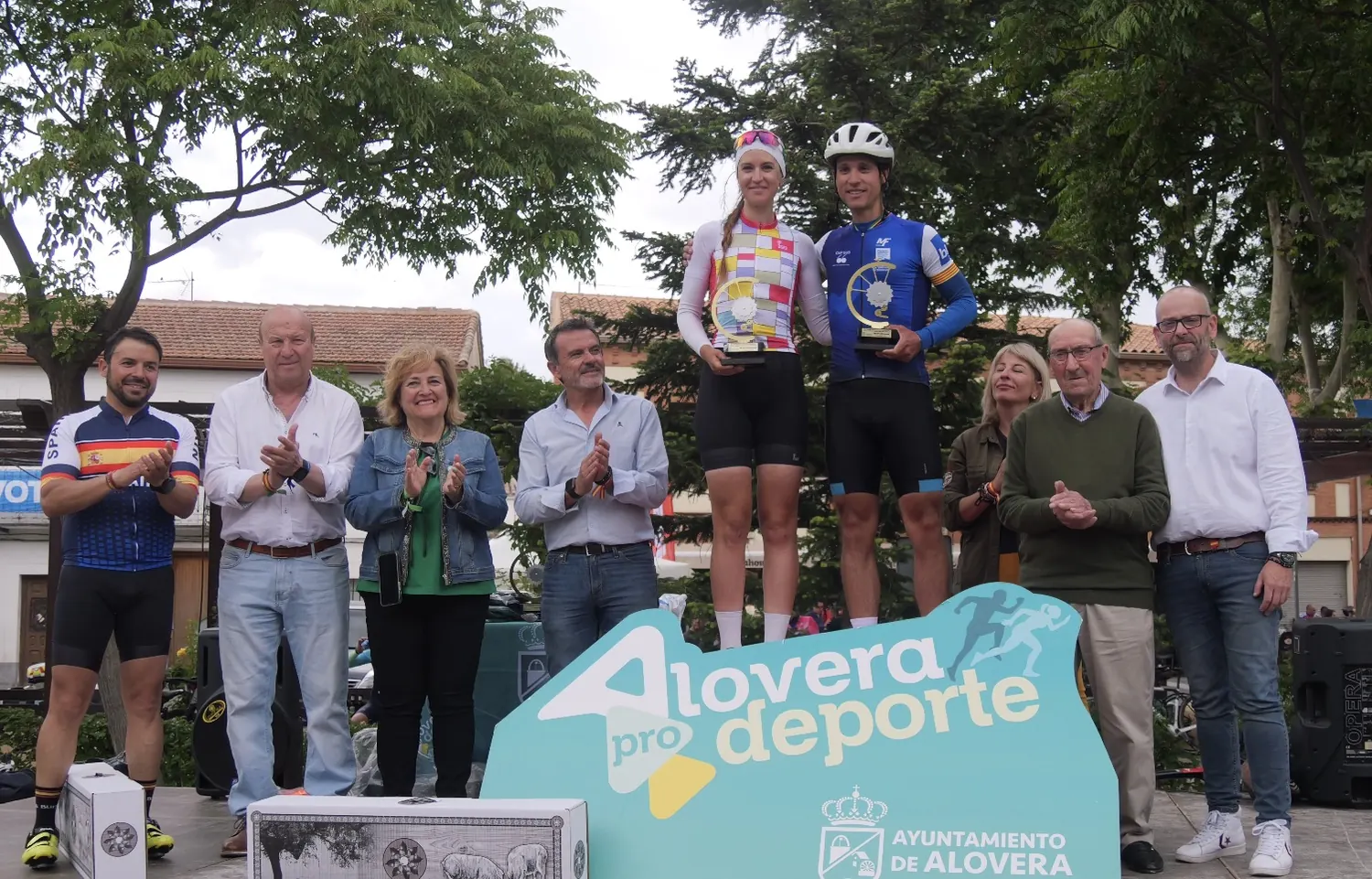 Entrega de trofeos de la marcha en Alovera a una ciclista y un ciclista premiados, junto a la organización